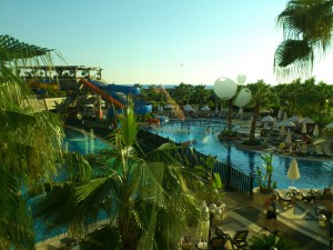 Poollandschaft bei Sonnenuntergang
